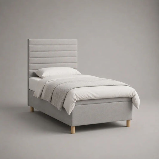 Lit simple rembourré en tissu gris clair avec pieds en bois naturel, tête de lit et sommier à lattes, couchage 90 x 190 cm